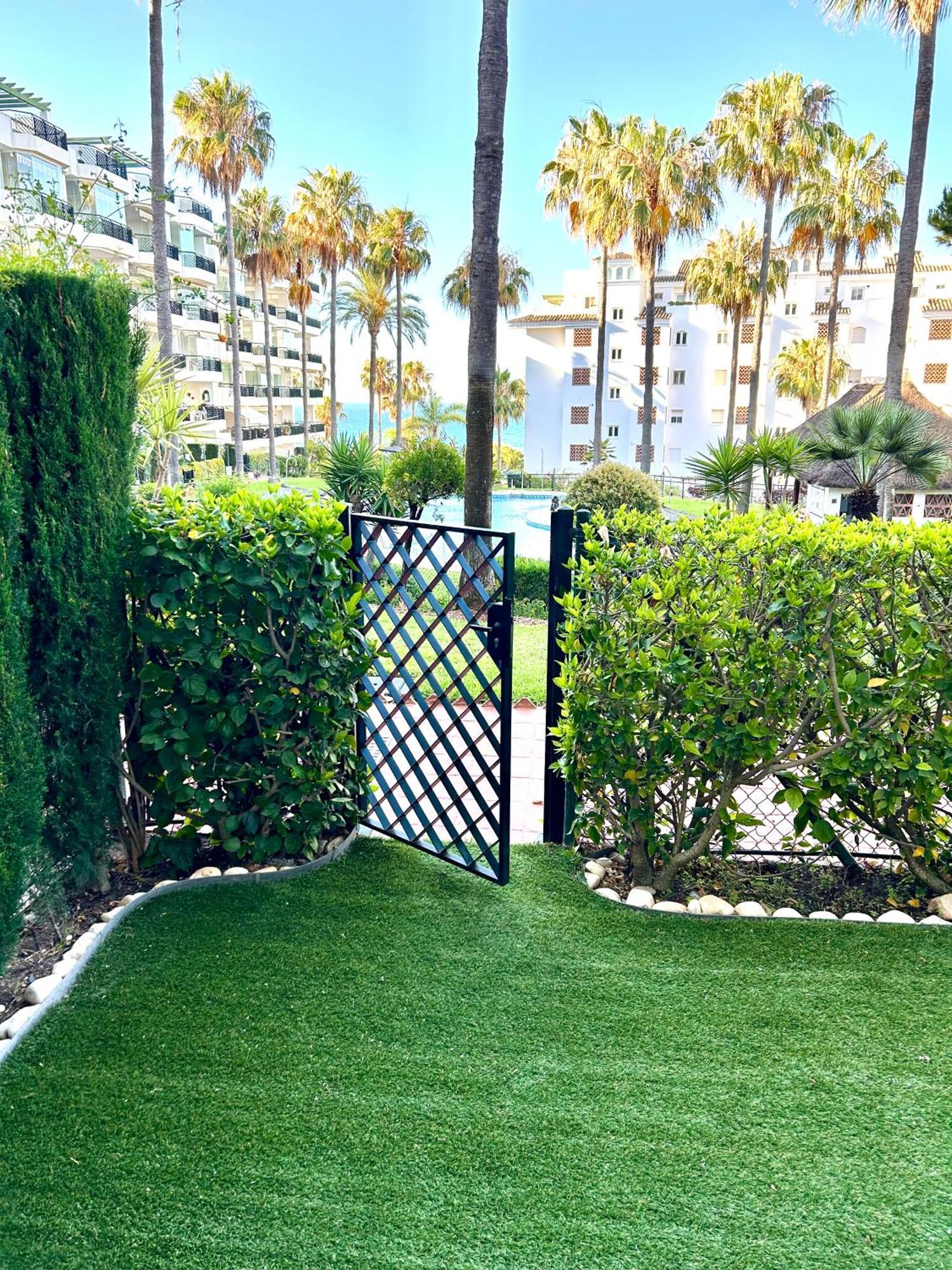 Mi Capricho, Beachfront, Grownfloor, Private Garden & Terrace Sitio de Calahonda Exteriör bild